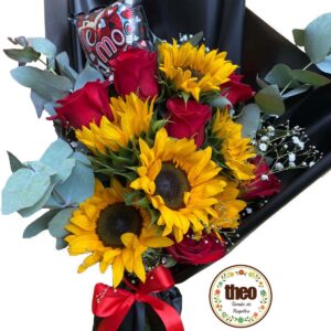 Ramo compuesto de 6 rosas y 6 girasoles naturales, envuelto en papel de colores y con un globito de 4" con mensaje de "Te Amo"
