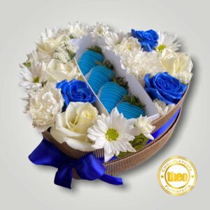 Arreglo corazón con rosas azules y fresas con chocolate