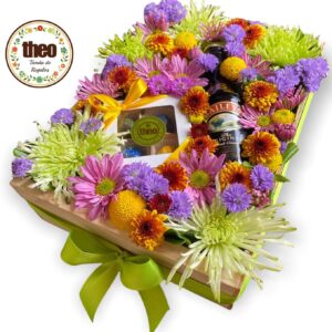 Arreglo de flores primaverales en base de madera y con una caja de 4 chocolates rellenos y una botellita de Baileys de 200 ml.