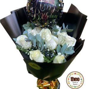Ramo con 12 rosas blancas y un globo metálico de 9" con mensaje de cumpleaños, envuelto en papeles de colores