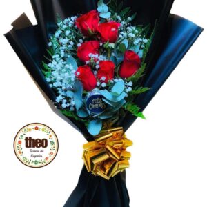 Ramo compuesto por 6 rosas rojas naturales y una paleta de chocolate con mensaje de cumpleaños, envuelto en papeles de colores según su gusto o necesidad.