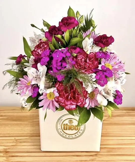 Caja con flores variadas